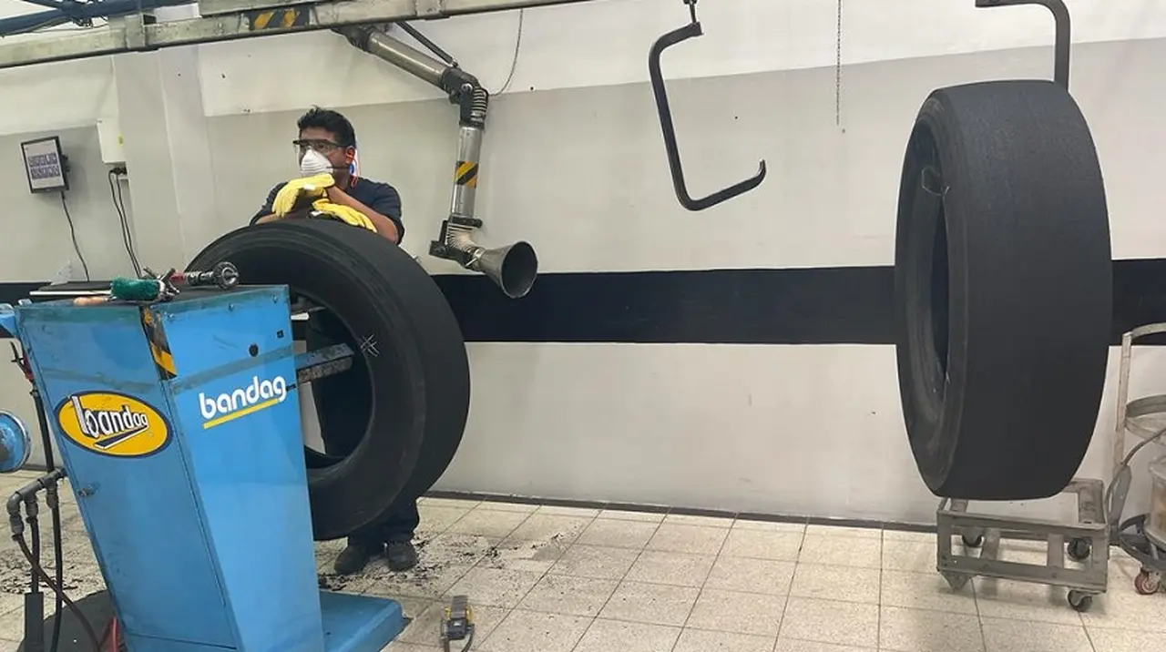 Luego de la limpieza del neumático, se inspecciona.