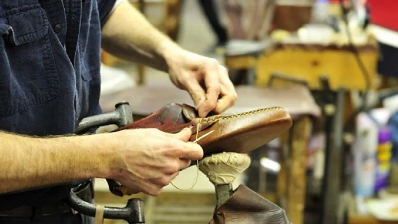 La industria del calzado regala zapatos en Plaza de Mayo como protesta por la crisis