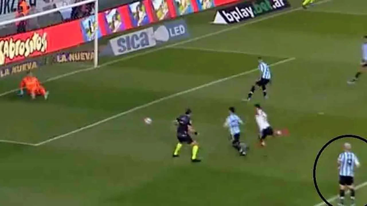 VIDEO | Enzo Copetti en la mira: ¿Qué hizo luego del penal para Racing que falló Jonathan Galván?