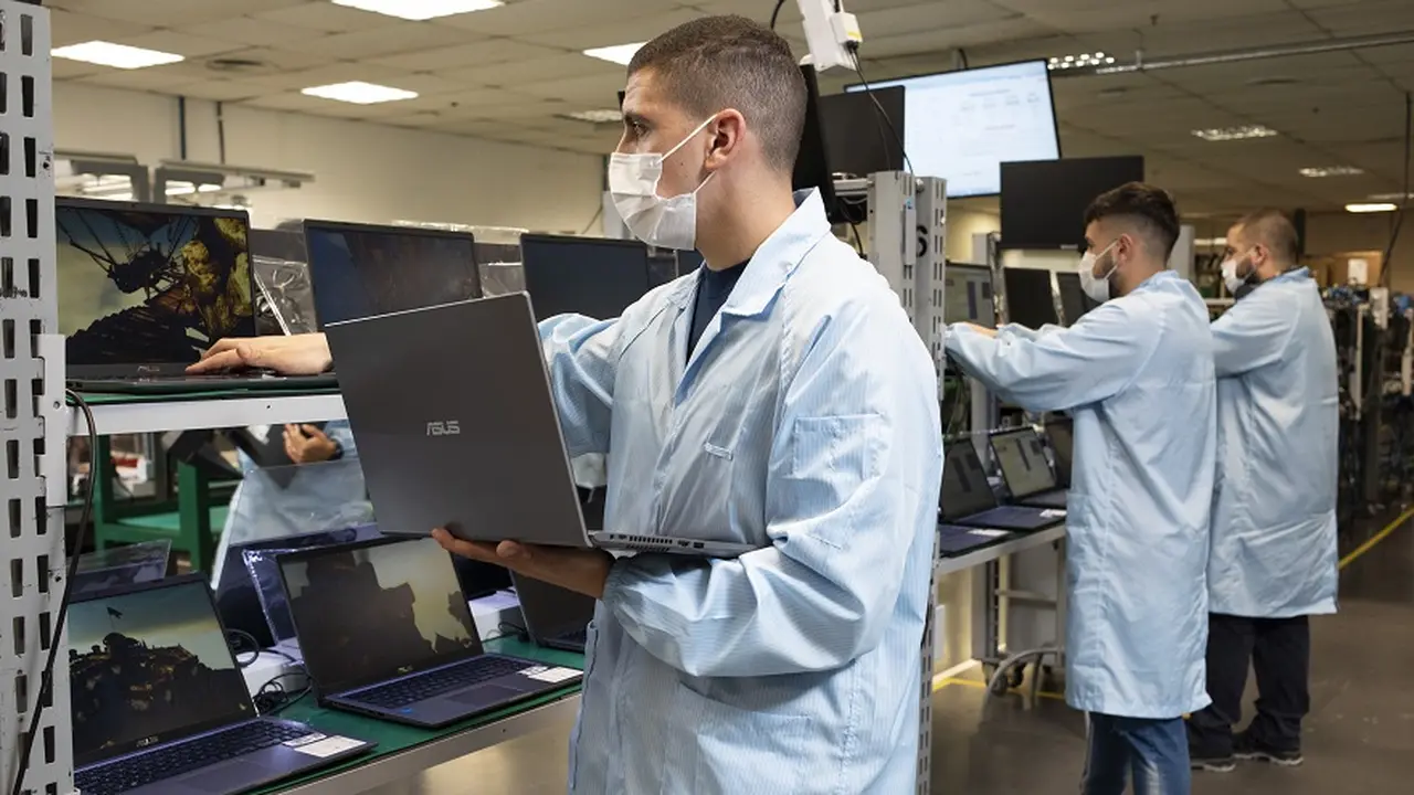 En una economía sin dólares y con cepo, resurgen las notebooks con sello "Made in Argentina"