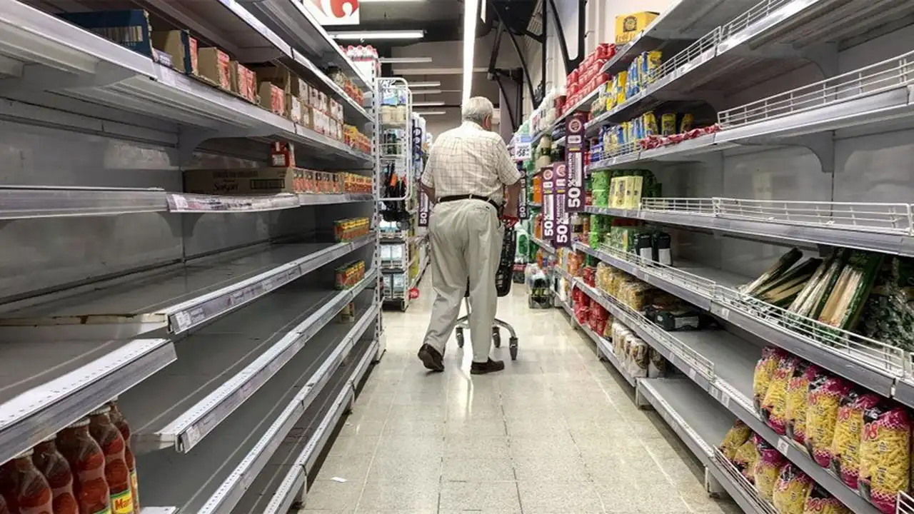 causó un abastecimiento irregular en las góndolas que dejó de lado una de las premisas de la norma como la de ofrecer una gran cantidad de marcas y productos, lo cual no ocurrió.