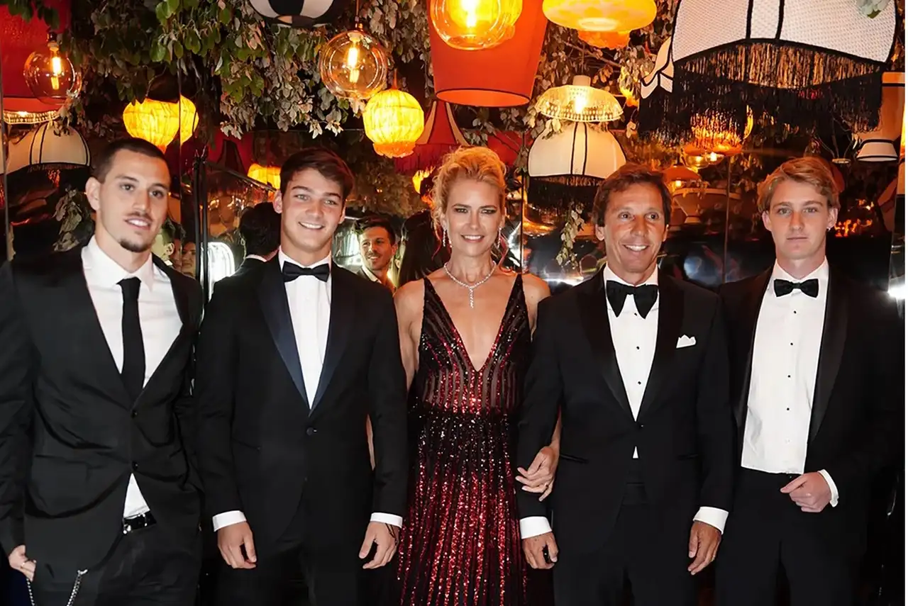 Valeria Mazza y Alejandro Gravier junto a su hijos Balthazar y Tiziano Gravier en la red carpet de la 11° edición del Prix Baron B – Édition Solidarité, que se llevó a cabo en el Hipódromo de Palermo.