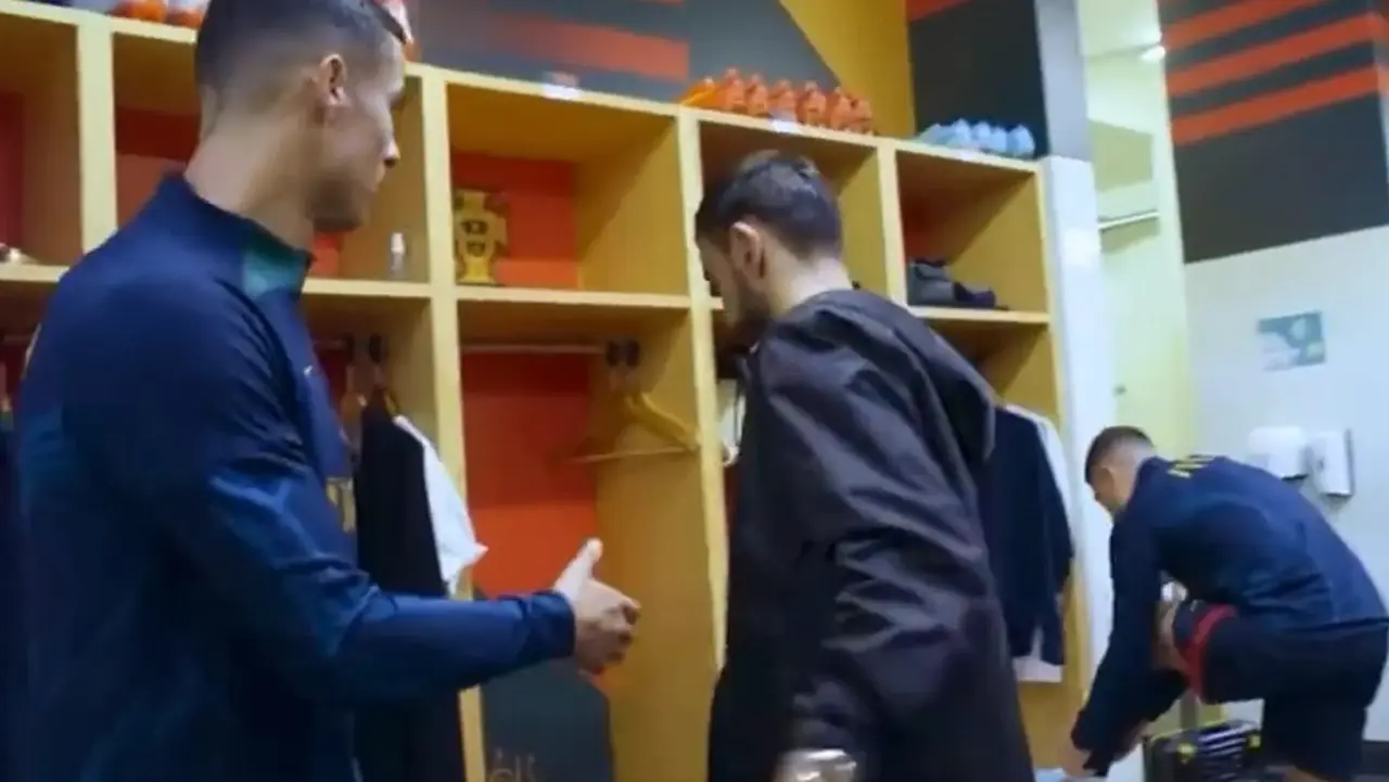 VIDEO | Clima tenso en el vestuario de Portugal: el frío saludo de Bruno Fernandes a Cristiano Ronaldo