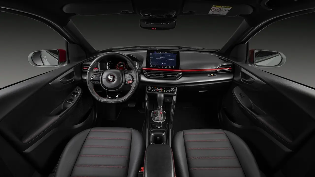 Por dentro, el Pulse Abarth tiene detalles en rojo, bien deportivos.