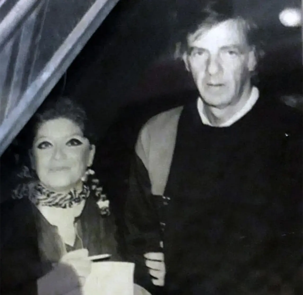 La adivina, junto a César Luis Menotti, ex técnico de la Selección y campeón del mundo.