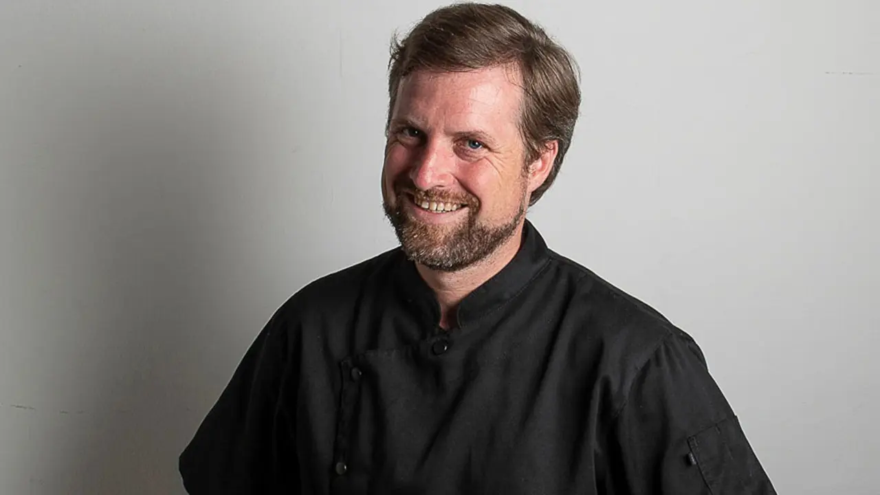 Es chef, nació en Irlanda, pero se enamoró de Argentina: hoy dirige dos restaurantes en bodegas de Mendoza