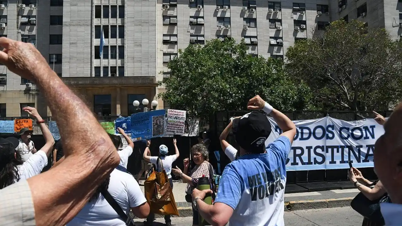 Simpatizantes de Cristina Kirchner manifestaron frente al edificio de Comodoro Py, en rechazo a la condena de la vicepresidente