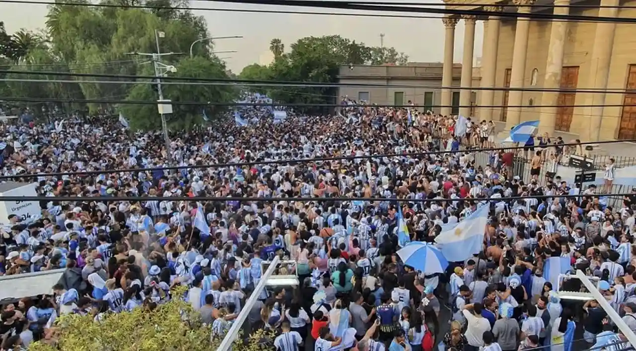 Todo el país celebrando el triunfo de la Selección.