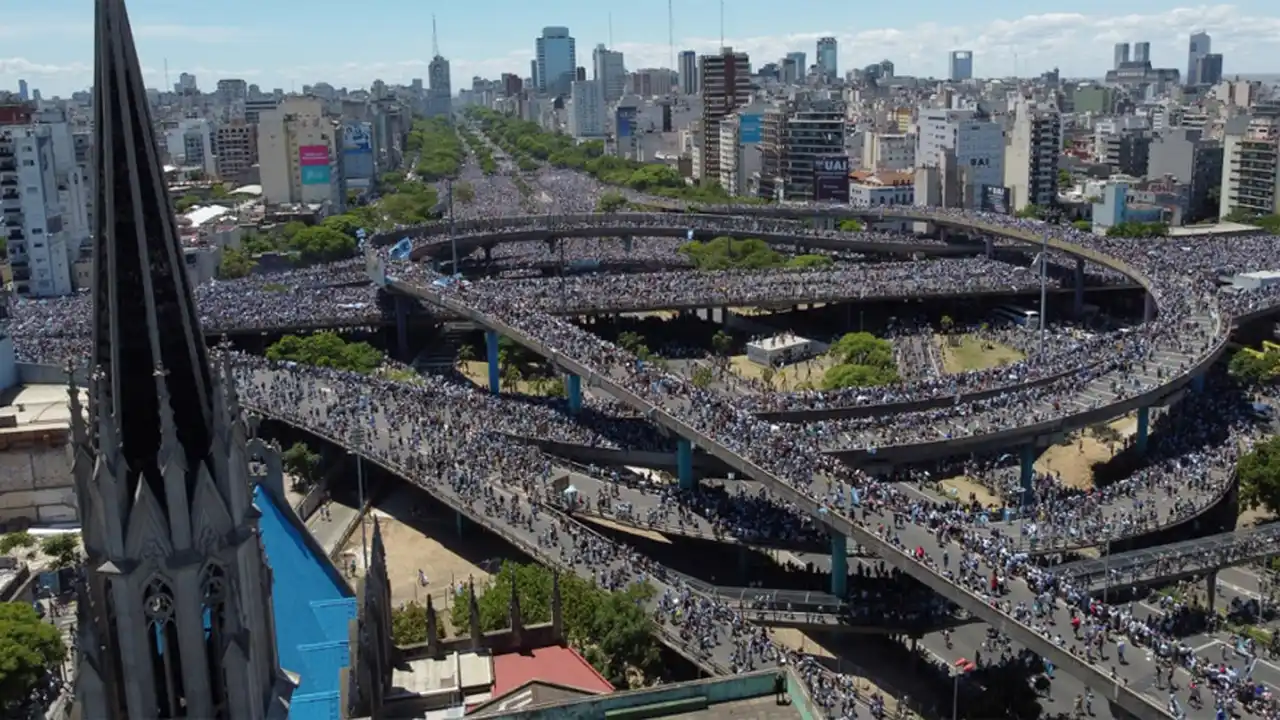 Una marea humana en autopista 25 de mayo y  la 9 de Julio.