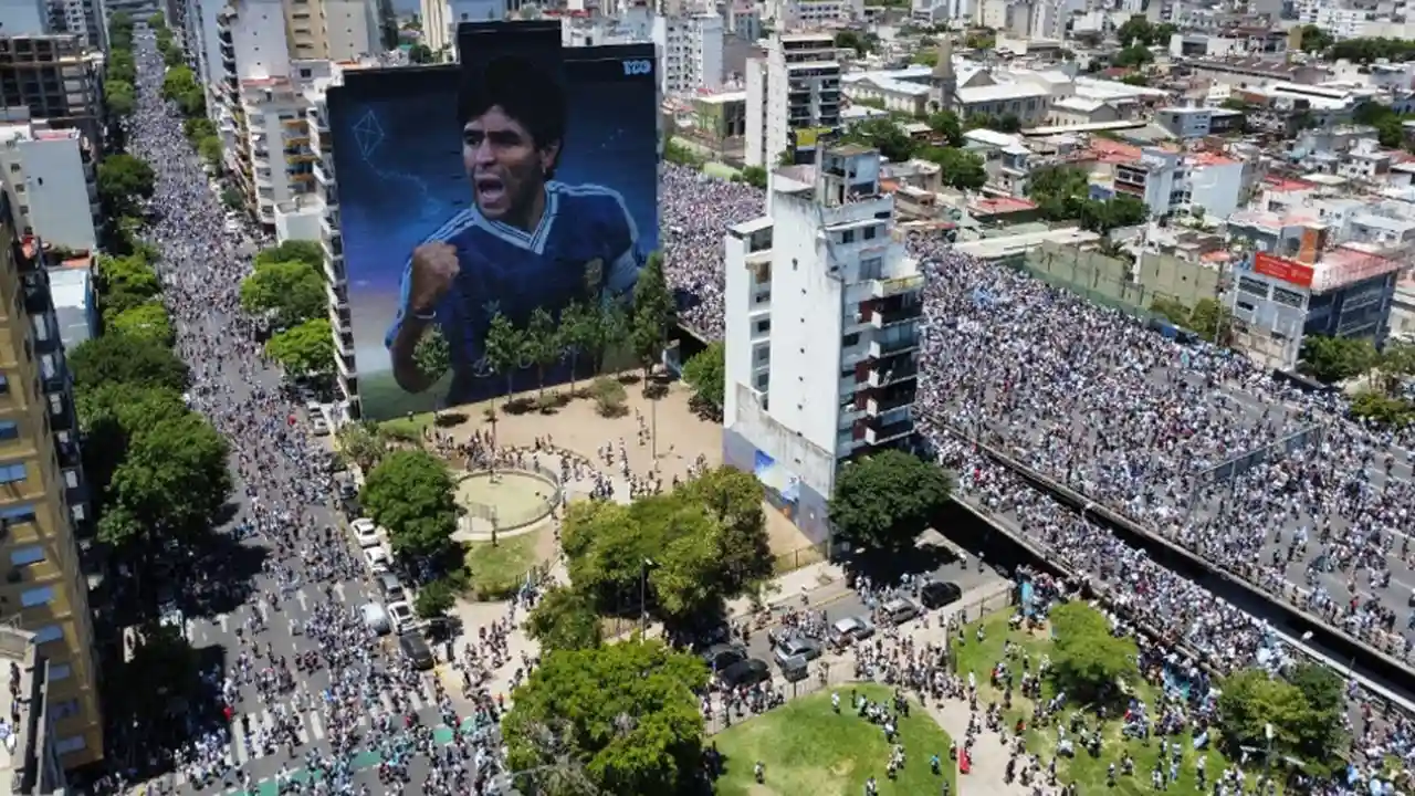 El centro porteño se vio colmado de hinchas que esperan el paso de la Selección.