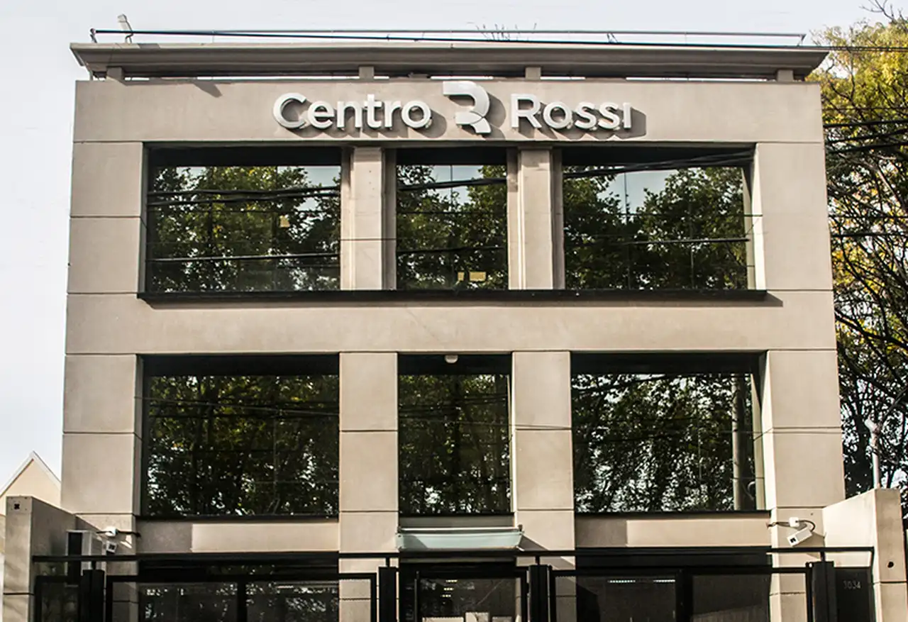abrió sus puertas como un pequeño consultorio ubicado en la calle Laprida 1509, de Capital Federal que pronto se extendió al edificio de Arenales 2777-2751