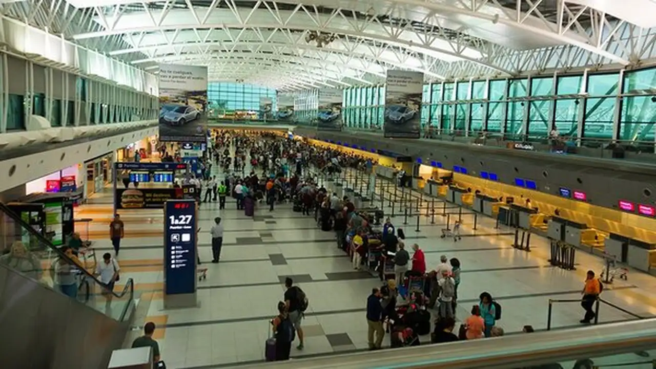 Perfumes y artículos de menor valor, son más baratos en las tiendas libres de impuestos de los aeropuertos argentinos