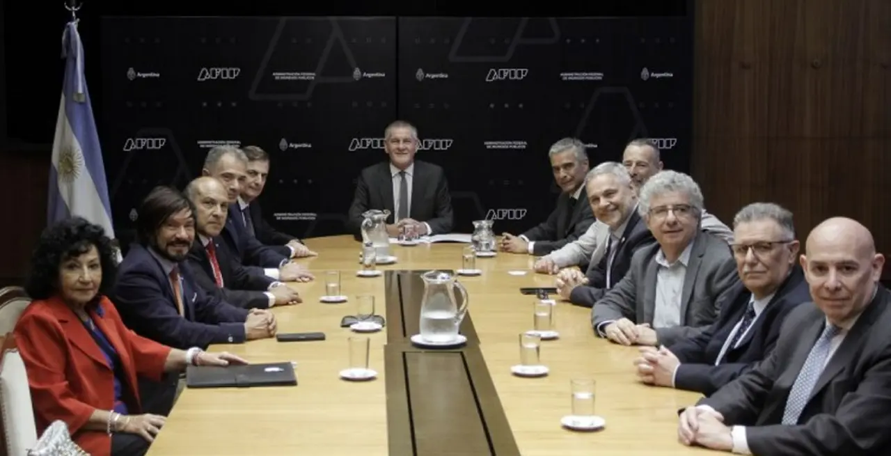 Castagneto se reunió con contadores y economistas, antes de elaborar la nueva normativa.