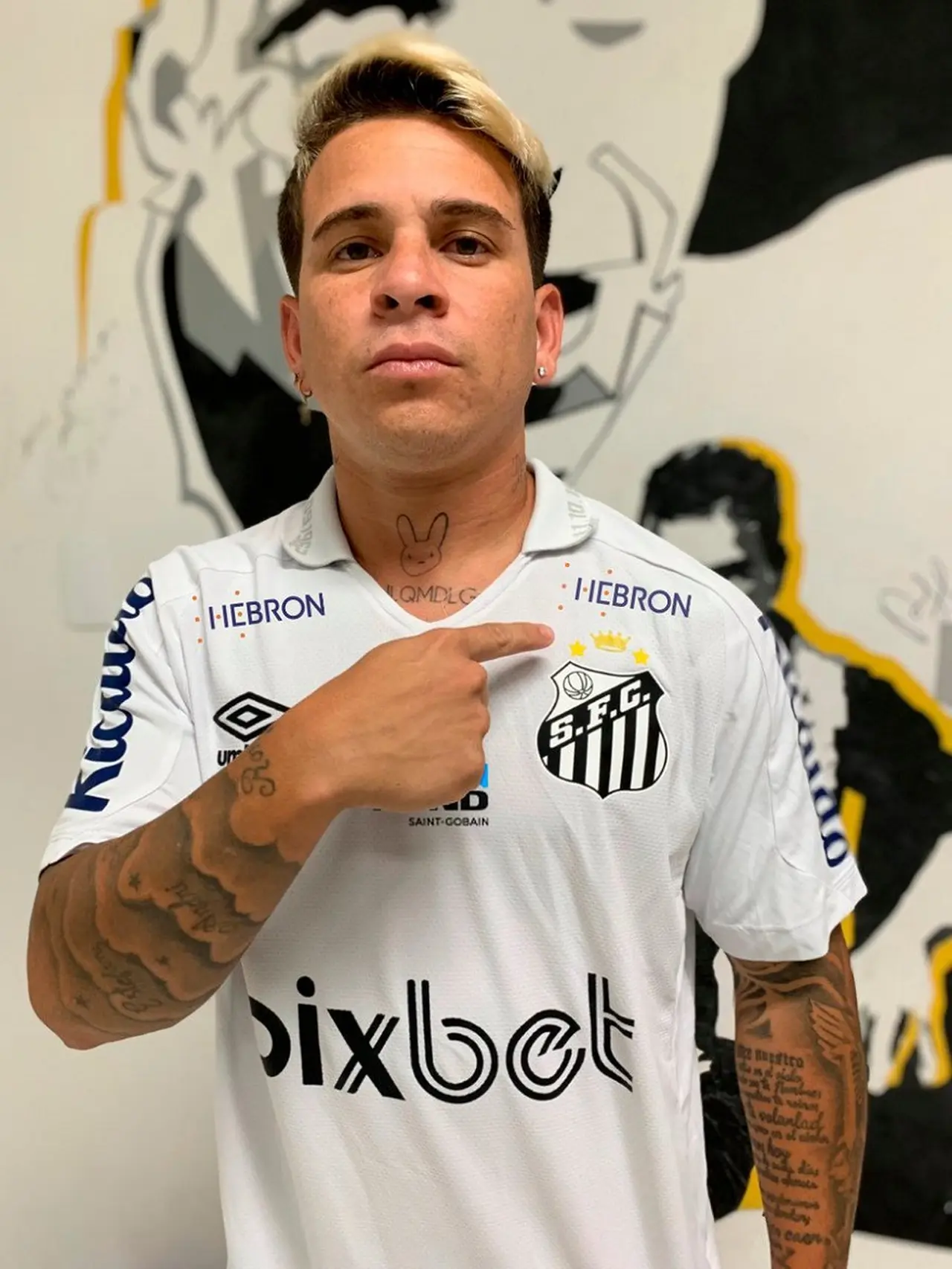 A modo de homenaje, el club Santos de Brasil sumó una corona en su camiseta.
