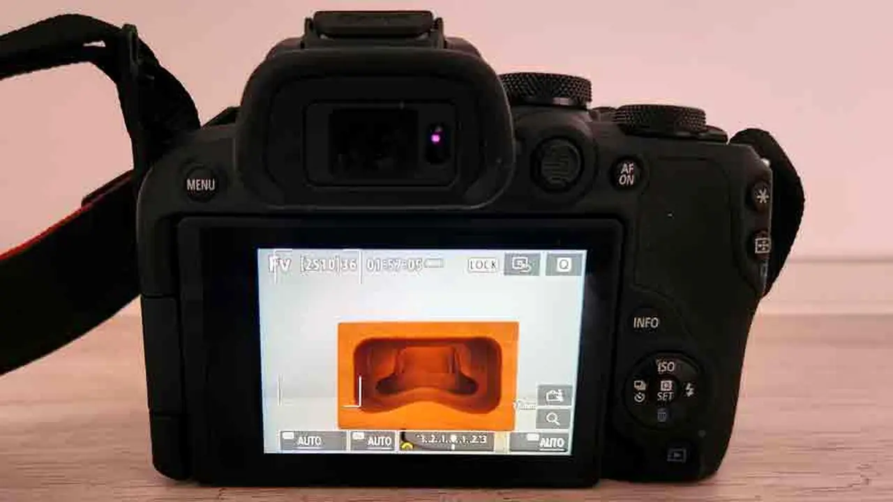 Vista posterior de la Canon EOS R10.