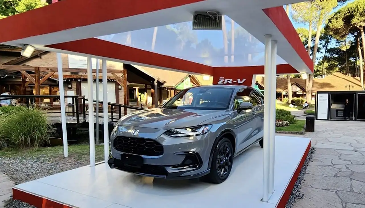 Así se exhibe la Honda ZR-V en Cariló durante el verano 2023.