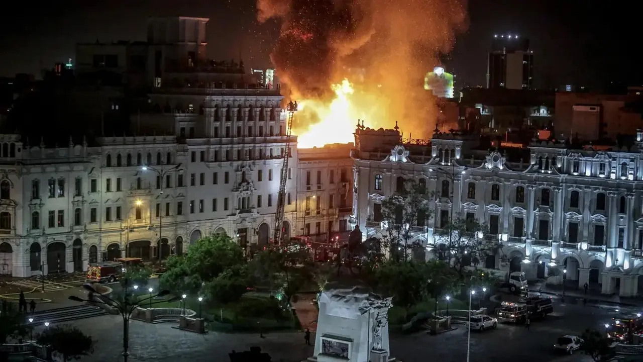 Las protestas masivas denotan la insatisfacción ciudadana que puede jaquear a las democracias en la región