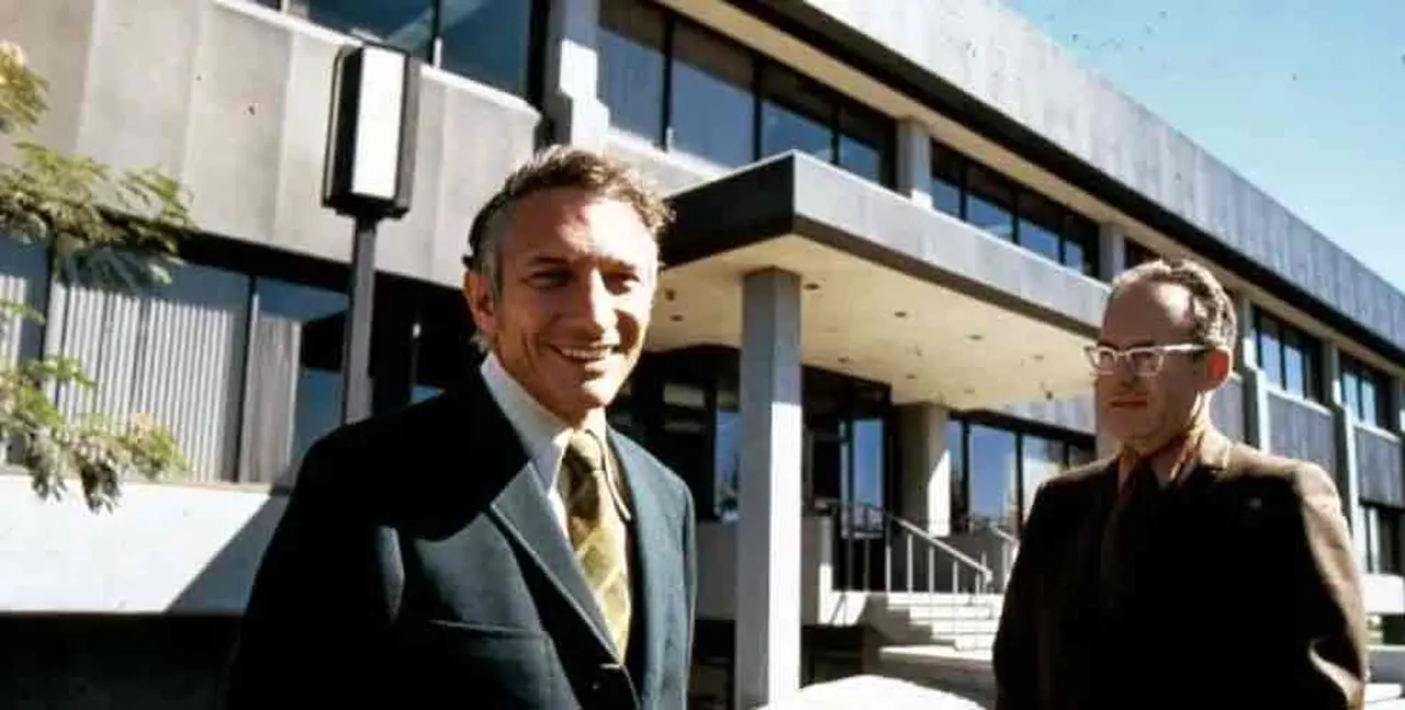De izquierda a derecha, Noyce y Moore.
