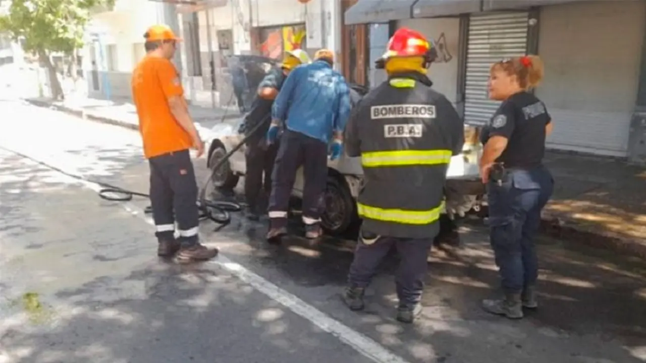 Día de furia: incendió su auto porque lo iban a secuestrar los inspectores