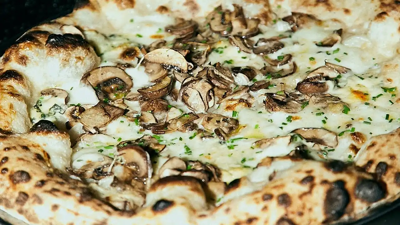 Si te gusta la una pizza elástica y sabrosa, de bordes gorditos y suculentos.