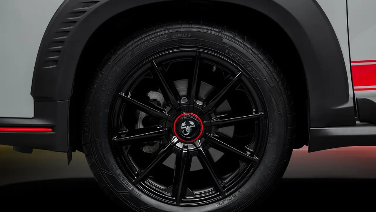 Llantas negras con el logo del escorpión diferencian a este SUV.