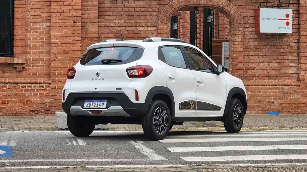 El Renault Kwid E-Tech tiene líneas de SUV, con mayor despeje del piso.