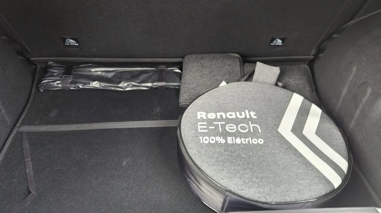 En el baúl, el Kwid E-Tech tiene el cable para cargar el auto.