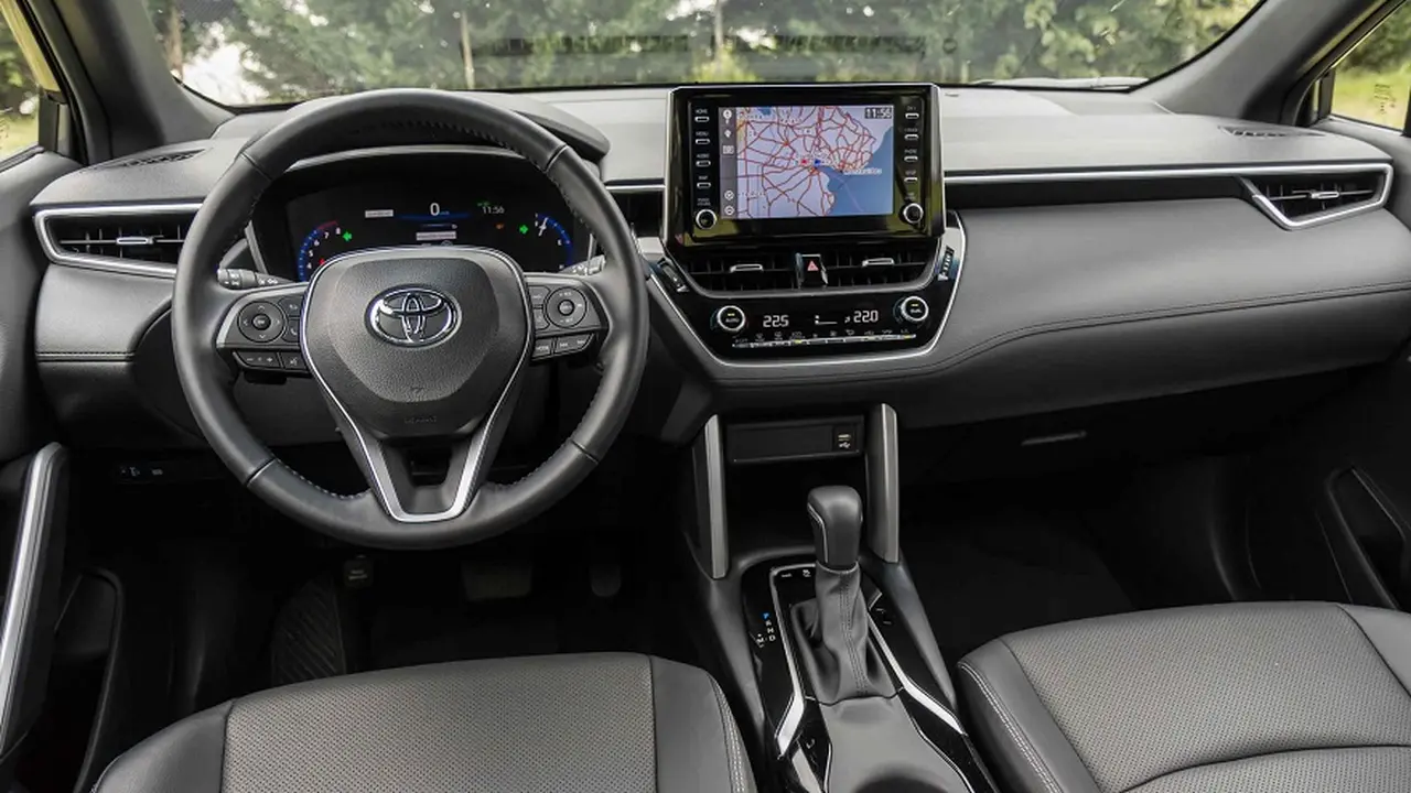 El Corolla Cross cuenta con tres niveles de equipamiento y dos opciones de motor.