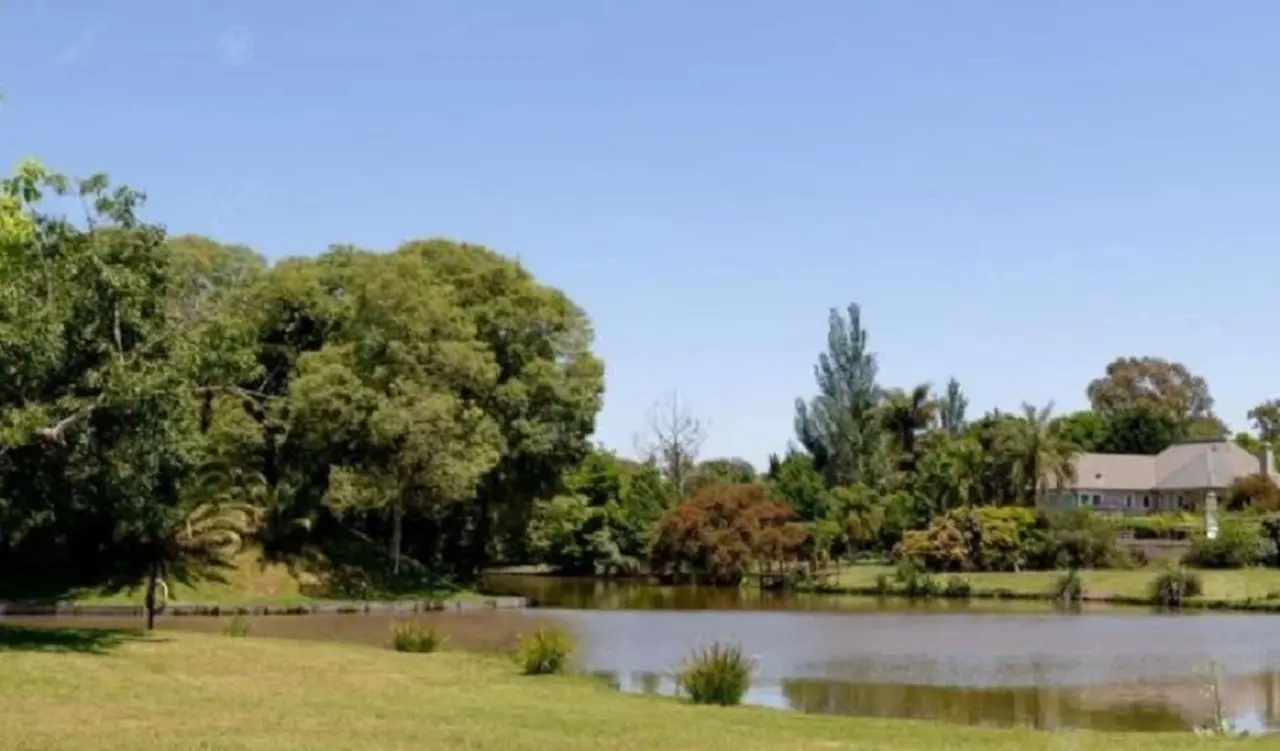 El exclusivo lugar tiene una cancha de golf