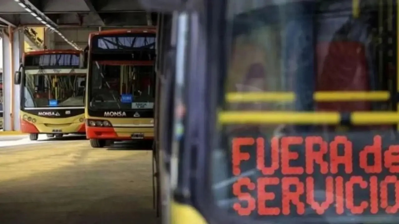 Colectivos: Massa busca evitar medidas de fuerza en el tramo final de la campaña electoral.