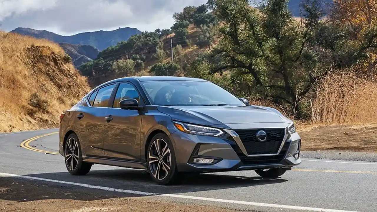 El Nissan Sentra ofrece un diseño más deportiva y atractivo.