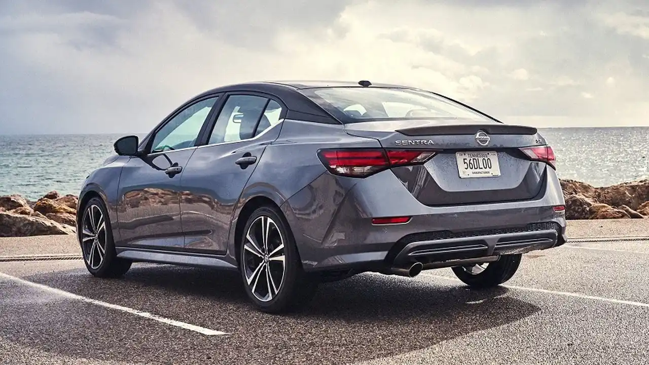 El Nissan Sentra es más firme en ruta.