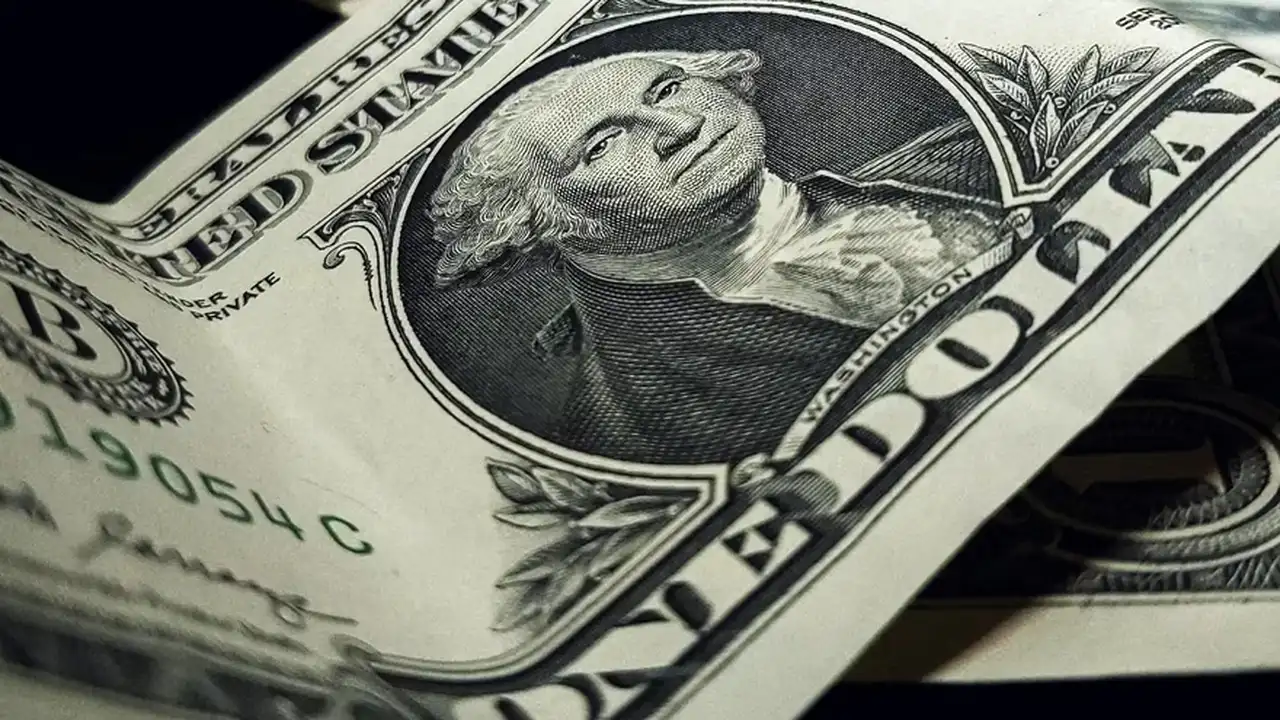 El dólar debería cotizar en 