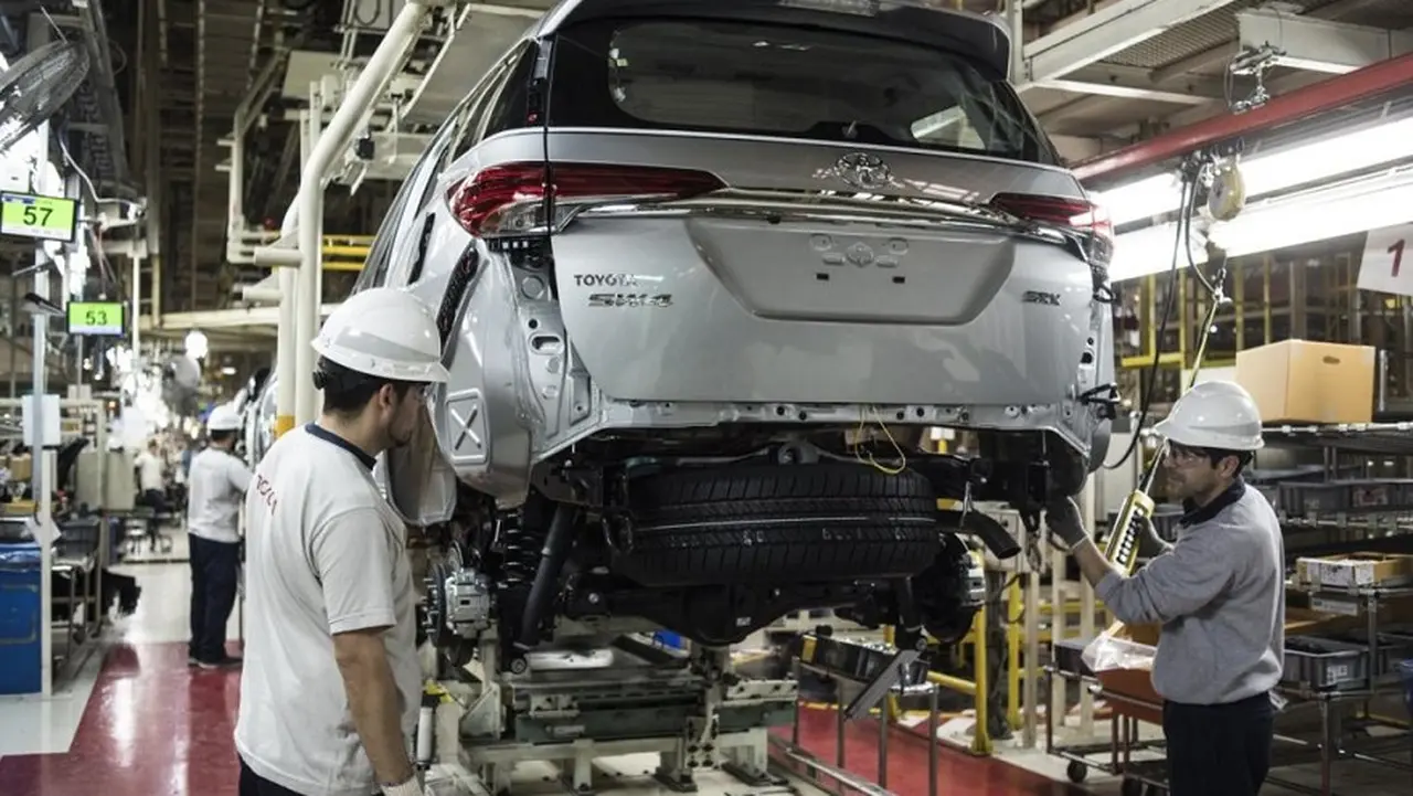 Tras el acuerdo, operarios de Toyota volverán a trabajar en tres turnos extra.