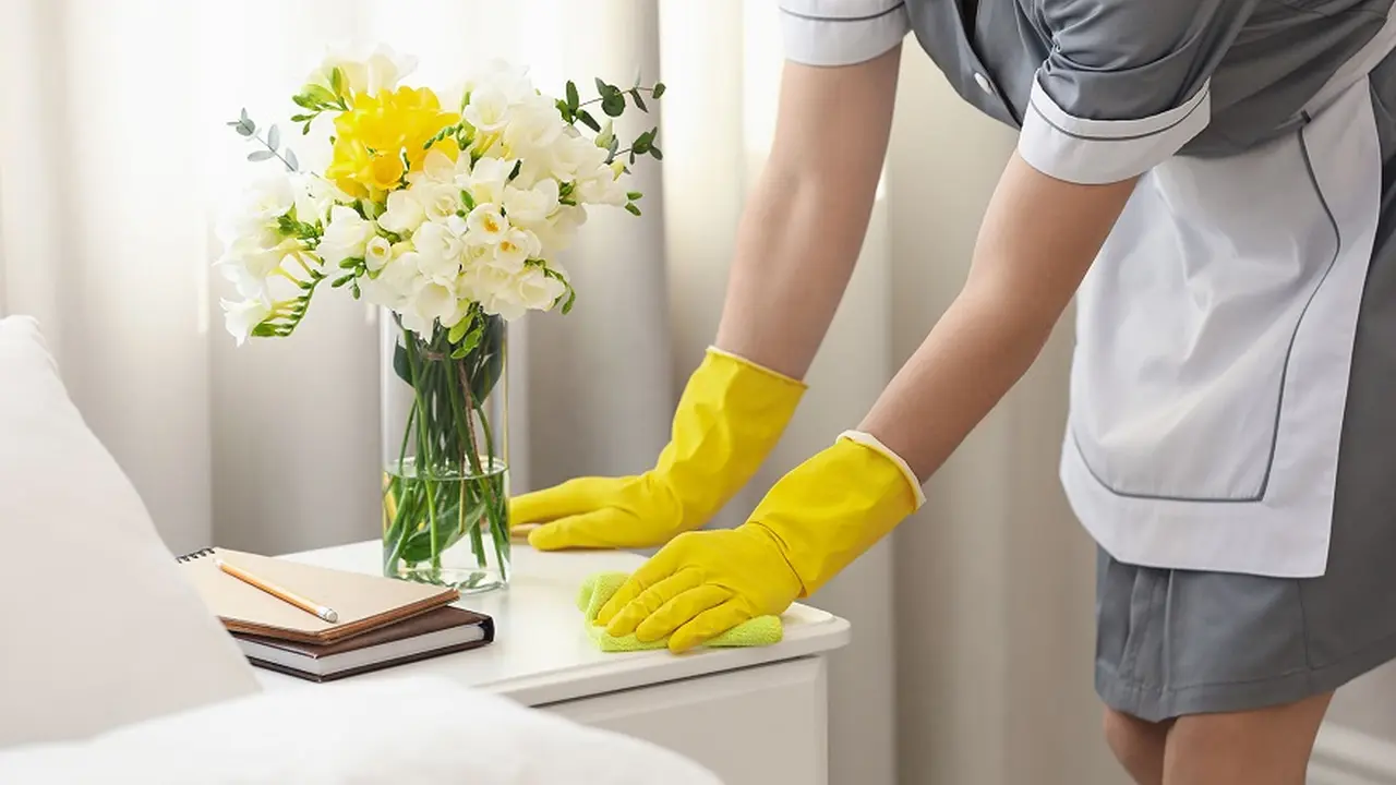 Empleada doméstica: cuánto se paga de ART por la suma fija y la suba salarial