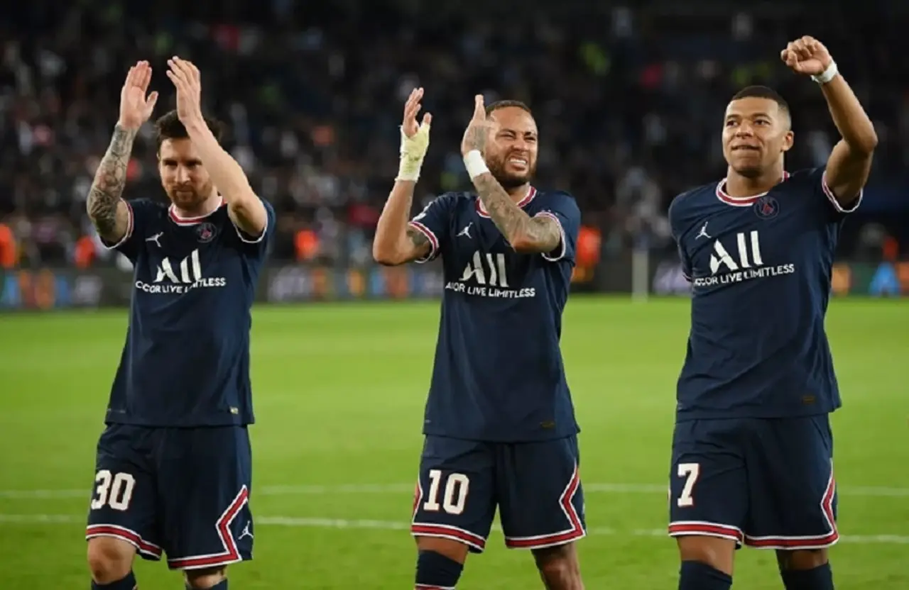 El Manchester United buscará juntar en sus filas a Messi y Neymar.