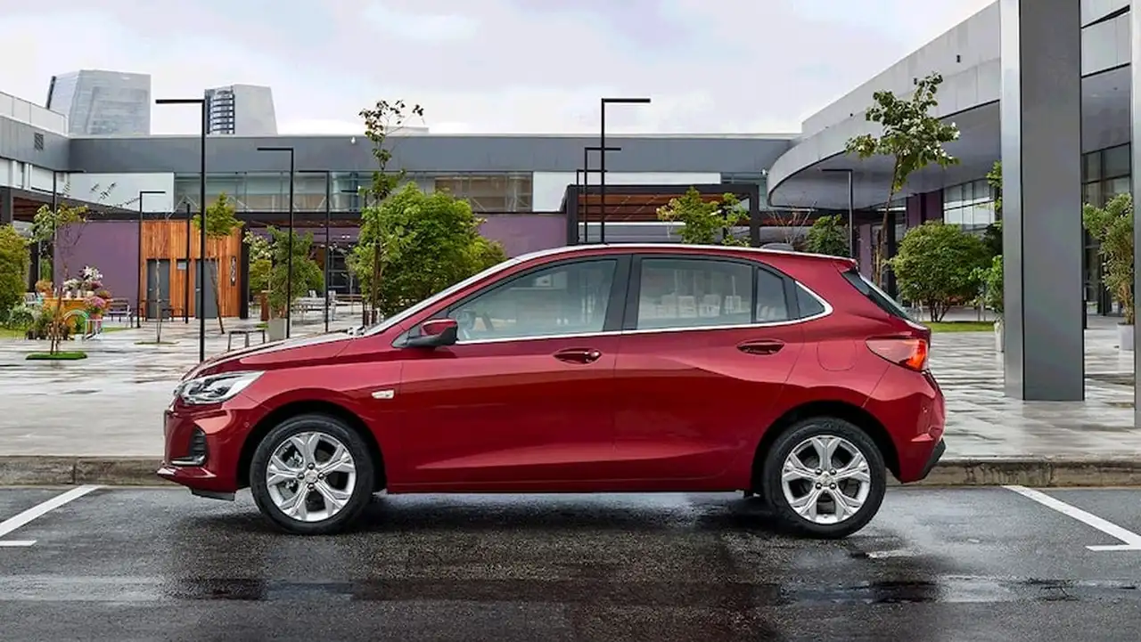 El Chevrolet Onix se ofrece en diferentes versiones, con una opción full más económica.