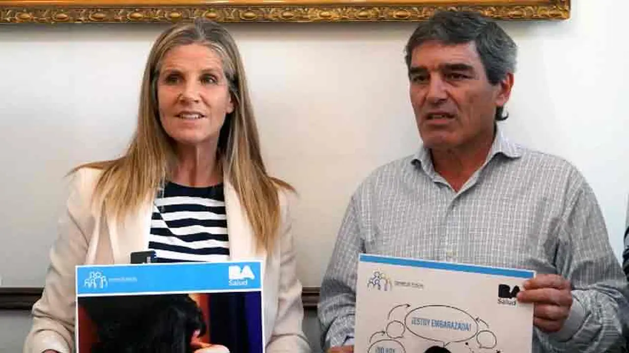 Hotton y Quirós con los carteles que estarán en los hospitales porteños.