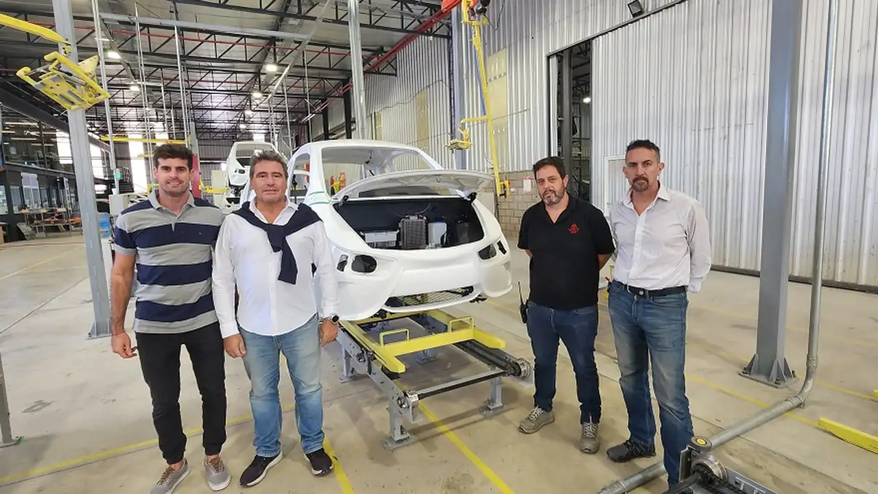 Daniel Parodi, CEO y fundador de Volt, junto al equipo de trabajo.