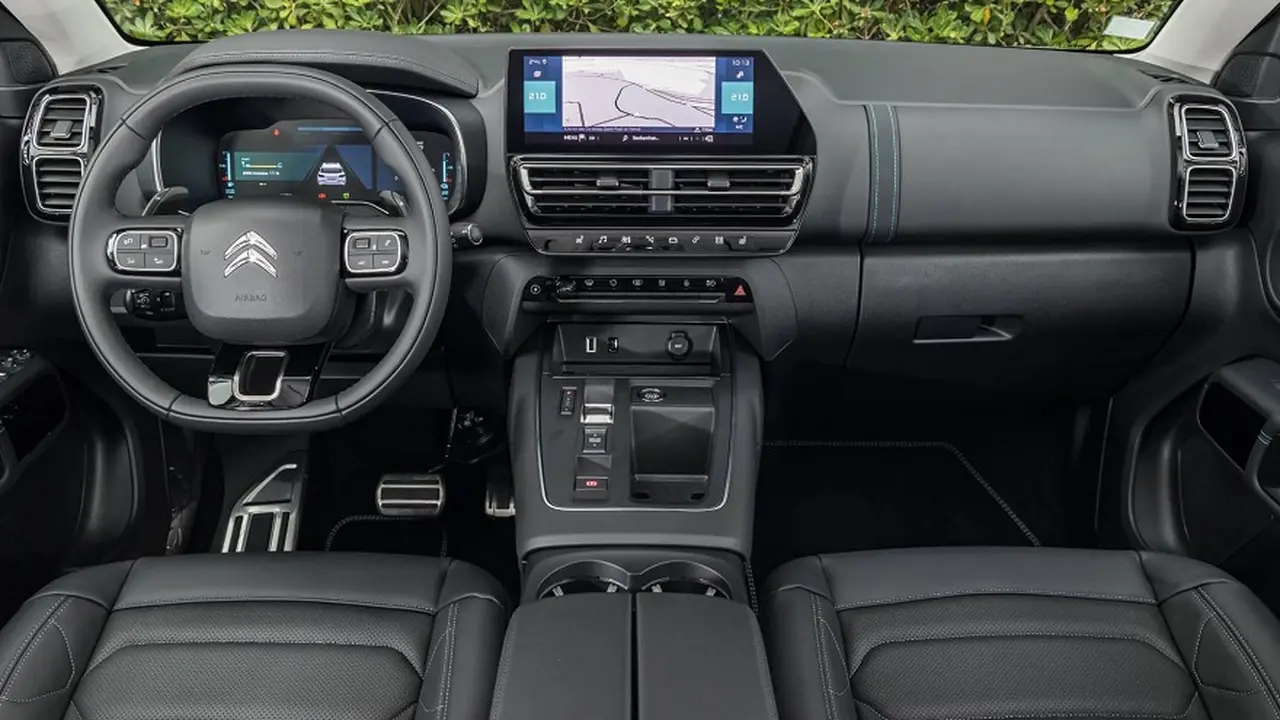 El C5 aparece con un volante multifunción de diseño tradicional.