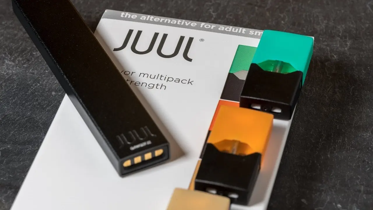 La empresa Juul fue duramente criticada por sus fiestas de lanzamiento y muestras gratis para jóvenes.