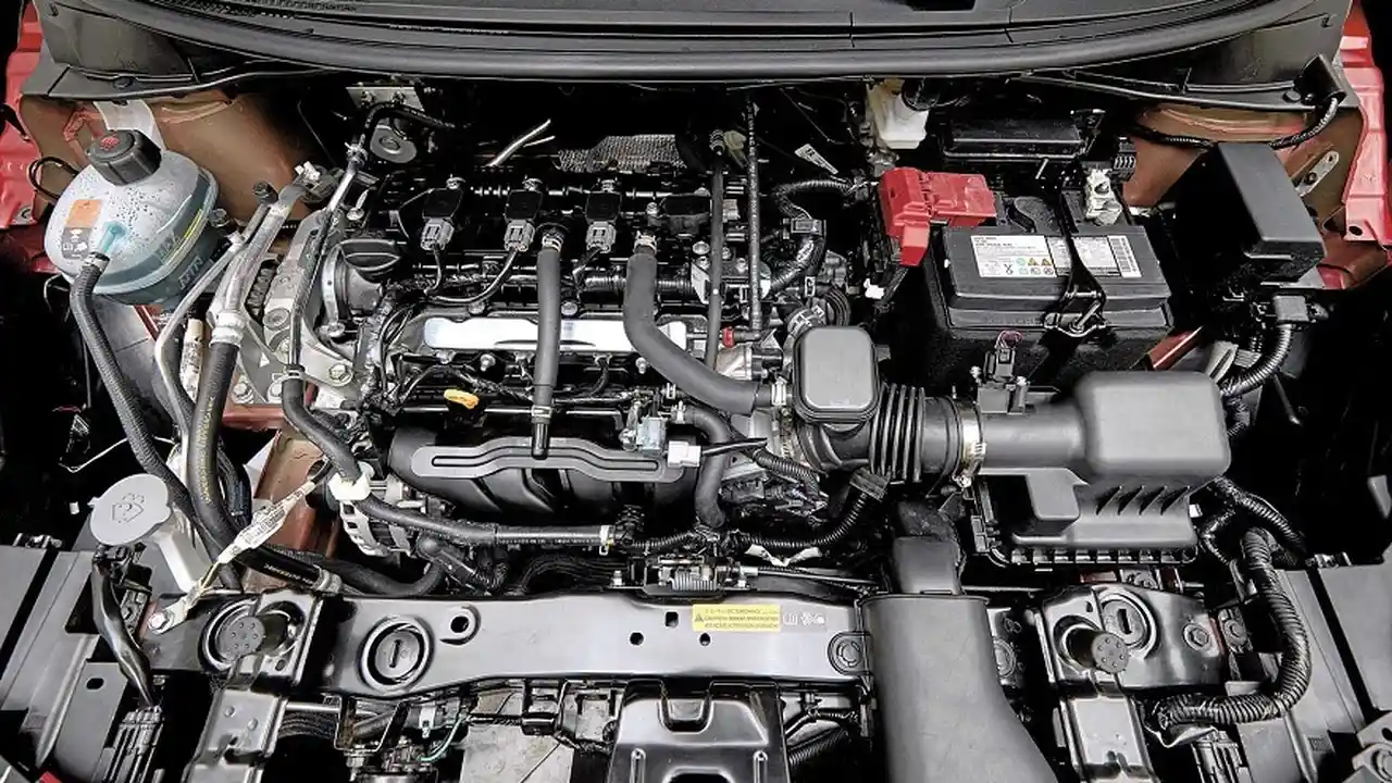 El Versa tiene motor 1.6 con caja automática CVT.