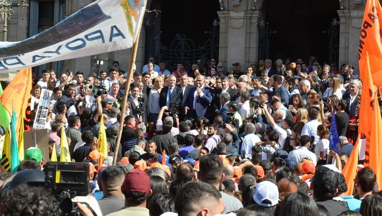 Manzur compartió un acto con la militancia del FdT en la Plaza Independencia de Tucumán.