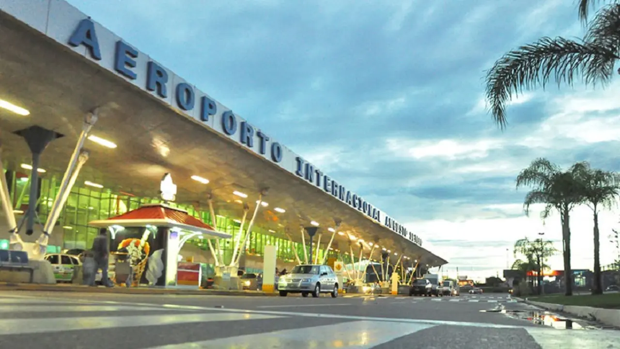 Ubicado en el municipio de São Gonçalo do Amarante, el aeropuerto se encuentra a 18 kilómetros de Natal