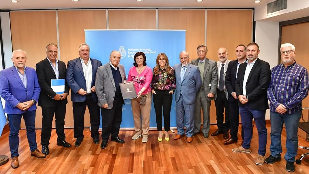 Cavalieri y Kelly Olmos se reunieron con las patronales para suscribir el acuerdo salarial