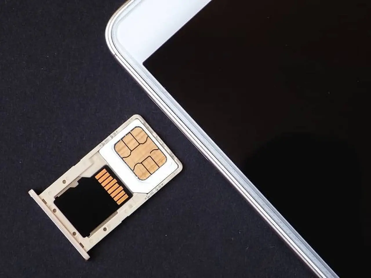 Todavía se consiguen celulares que ofrecen la opción de insertar tarjetas de memoria.