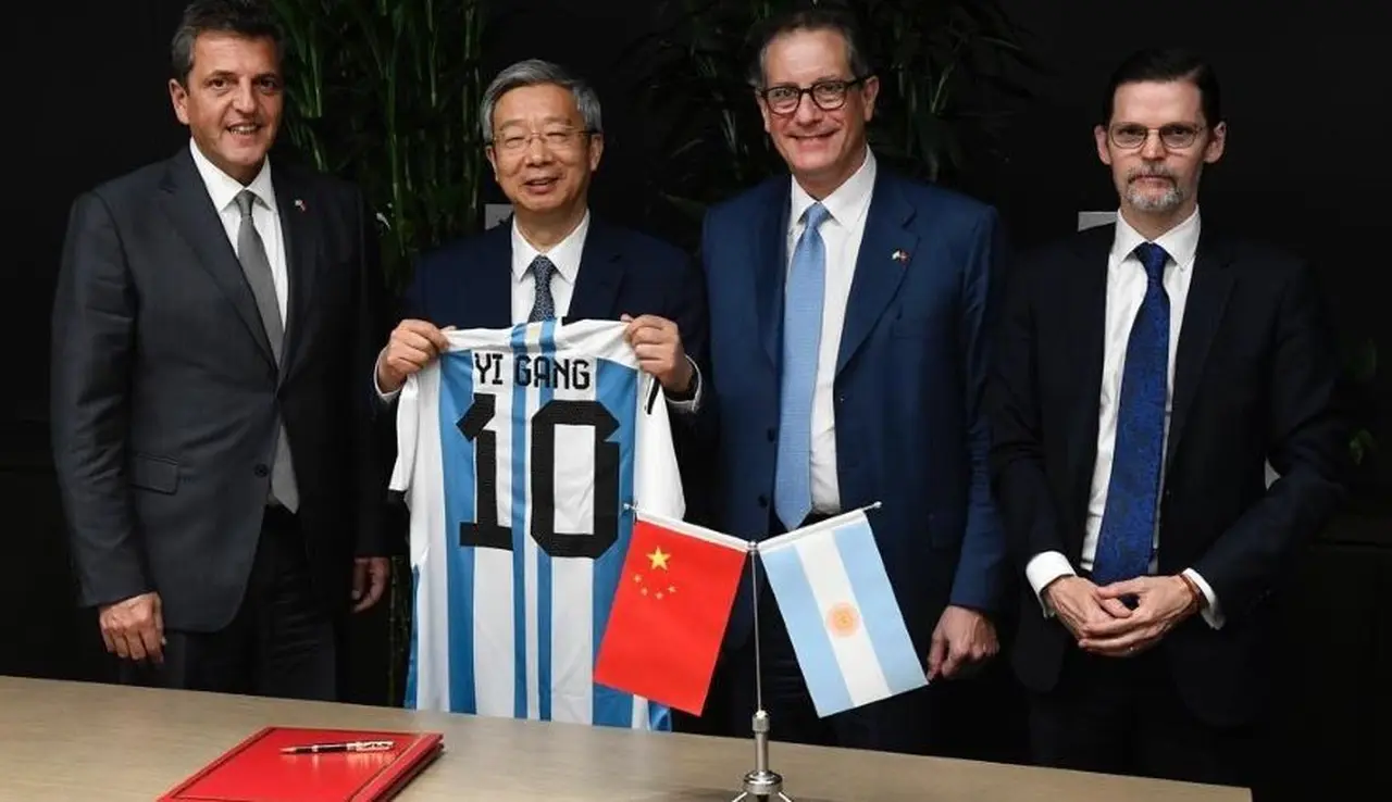El acuerdo de Massa con el Banco Central de China: una ayuda que los economistas ven insuficientes para ahuyentar el riesgo devaluatorio