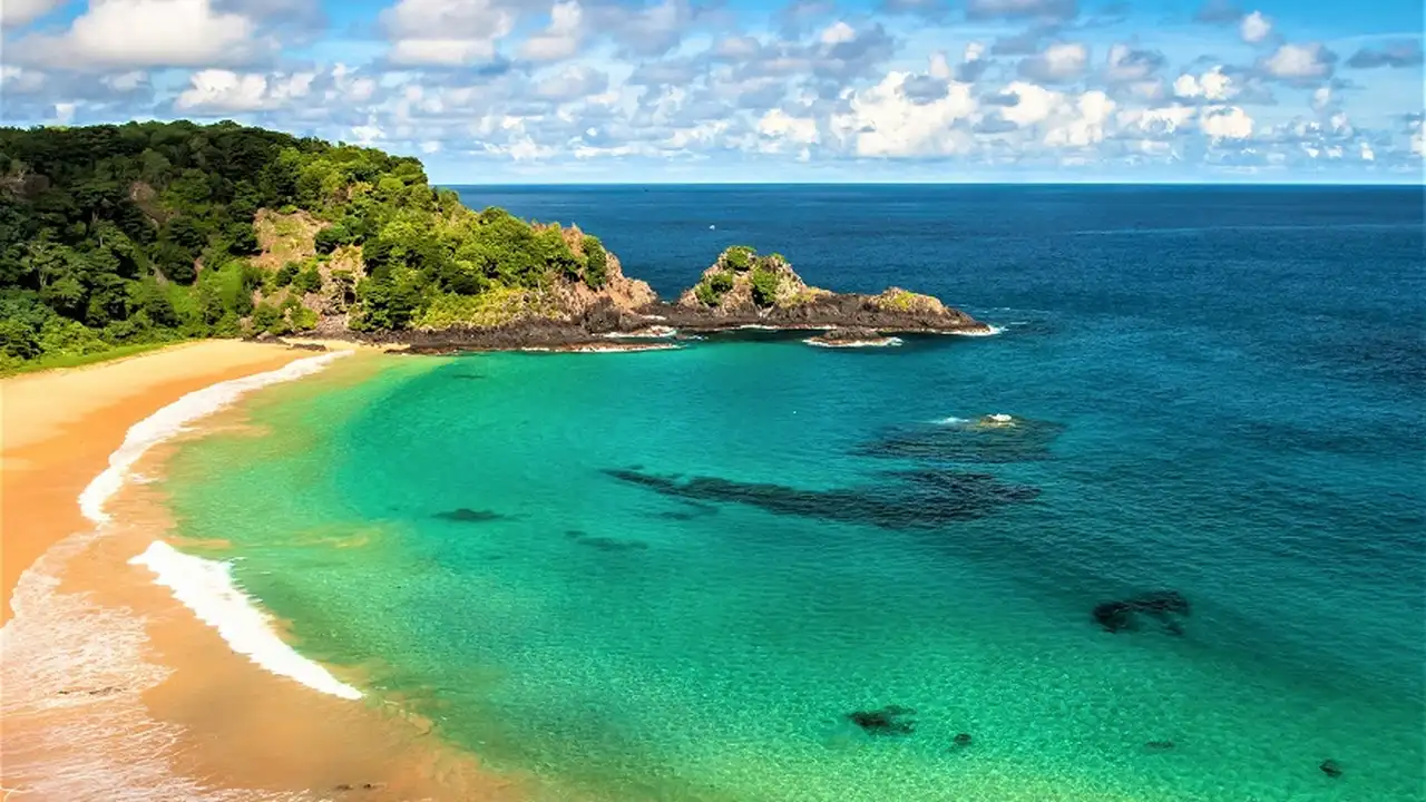 Cómo conseguir pasajes baratos a Fernando de Noronha y en qué momento del año conviene viajar