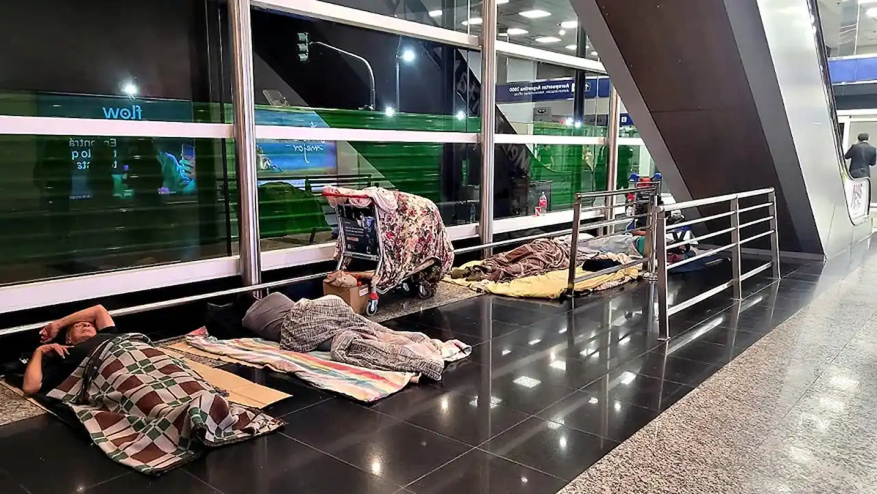 ¿Por qué todas las noches más de 60 personas duermen en el Aeroparque Jorge Newbery?