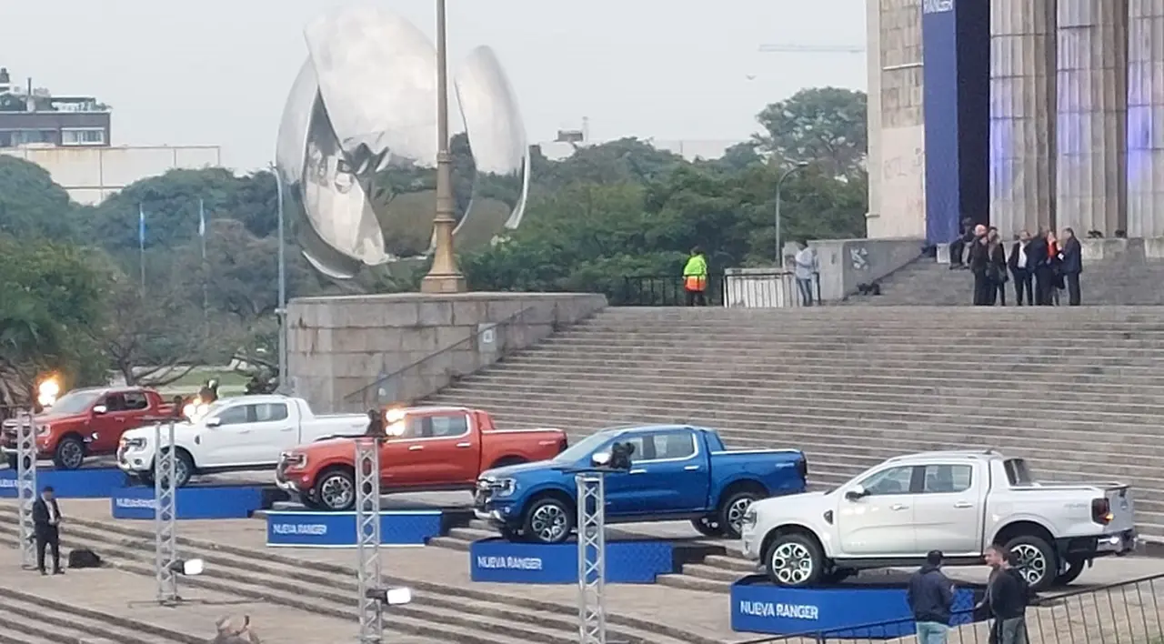 La nueva camioneta luce diferentes colores.